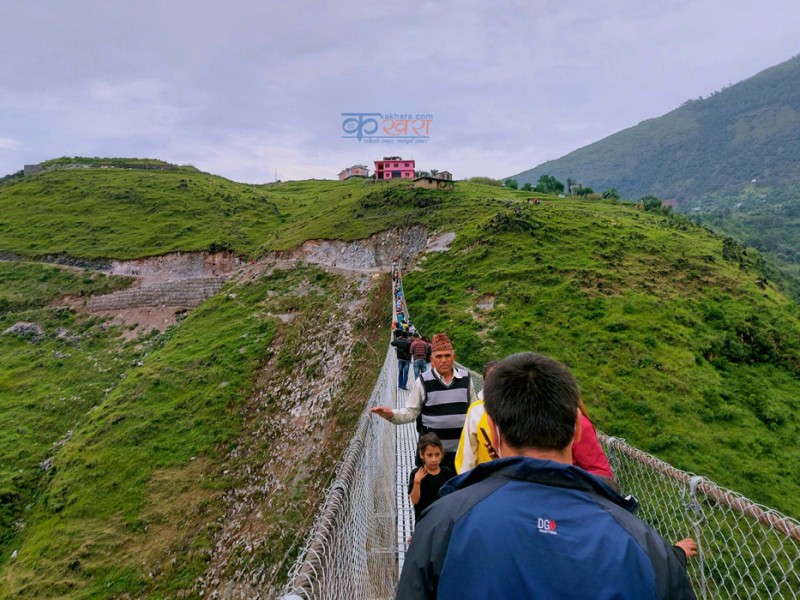 झोलुंगे पुलमा मान्छेको हुल (फोटो फिचर) 